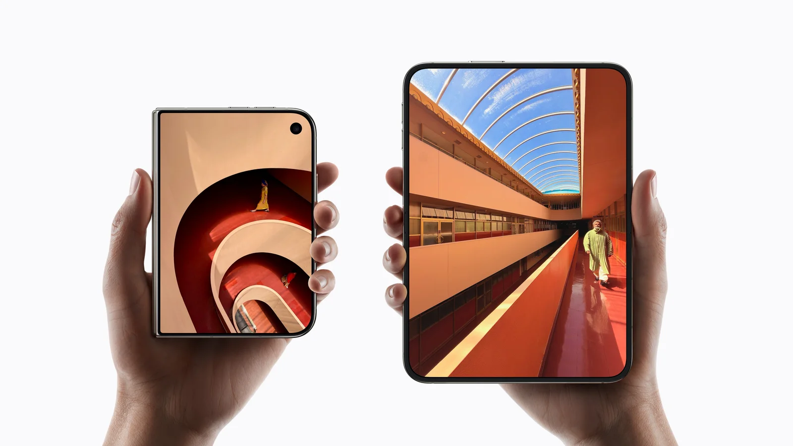 Zwei Hände halten je ein iPhone Duo, eines zugeklappt mit dem äußeren Display und eines aufgeklappt mit dem großen inneren Display